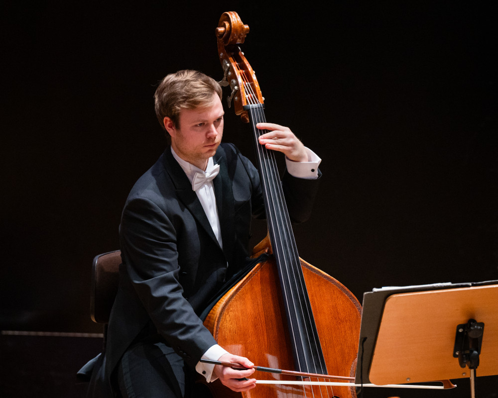 Kontrabassist Florian Schäfer beim Adventskonzert 2024