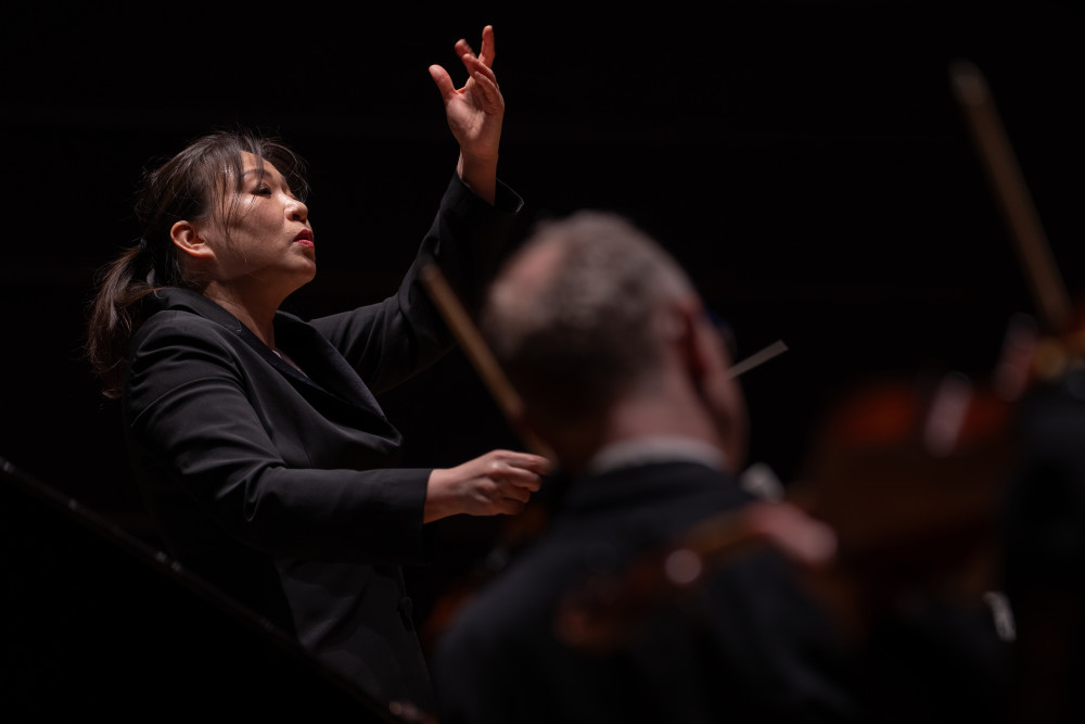 Dirigentin Shiyeon Sung beim 6. Philharmonischen Konzert