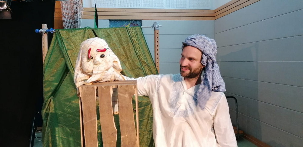 Puppenspieler der Inszenierung "Aladin und die Wunderlampe"