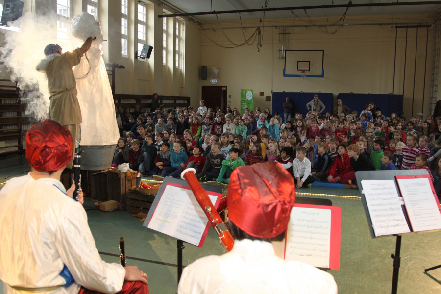Vorführung von "Aladin und die Wunderlampe" mit einem Ensemble der Bremer Pjhilharmoniker vor Schulklassen