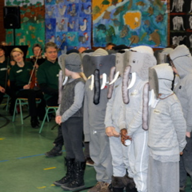 Kinder als Elefanten verkleidet beim "Karneval der Tiere"