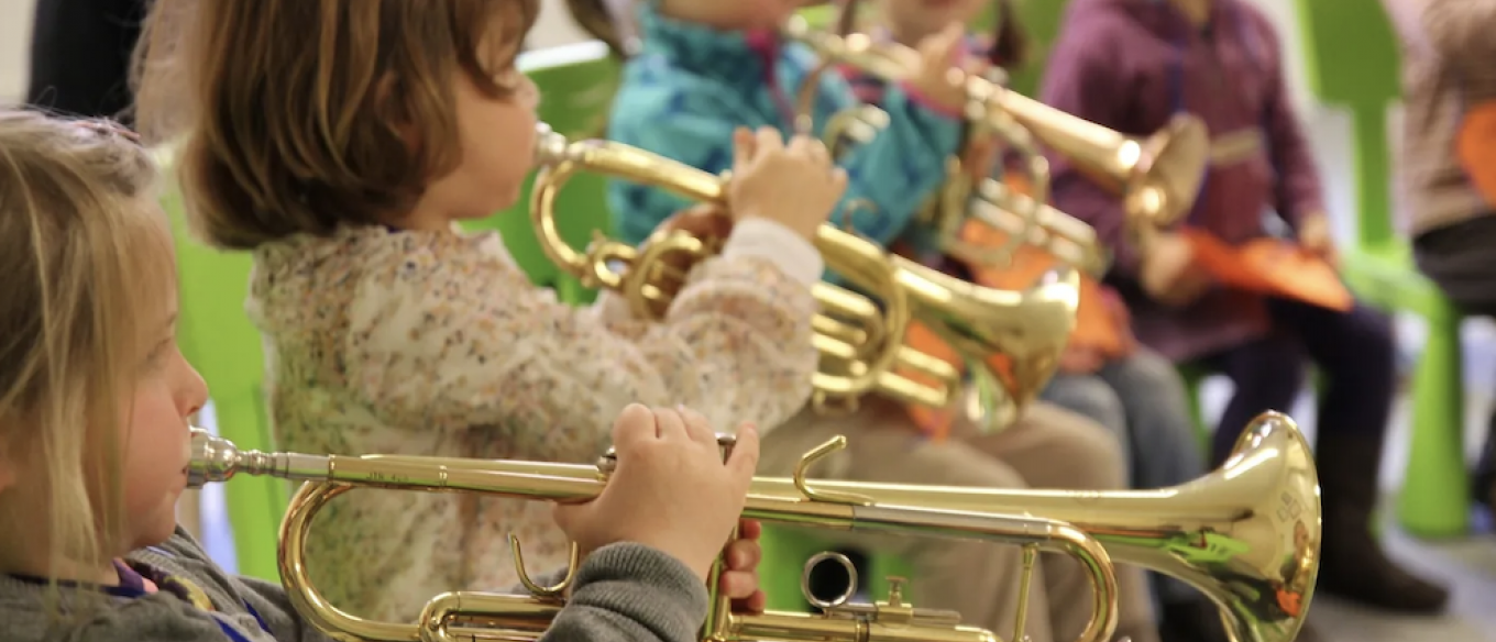 Kindergartenkinder mit Trompeten