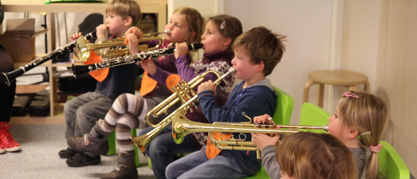 Kindergartenkinder mit Blasinstrumenten