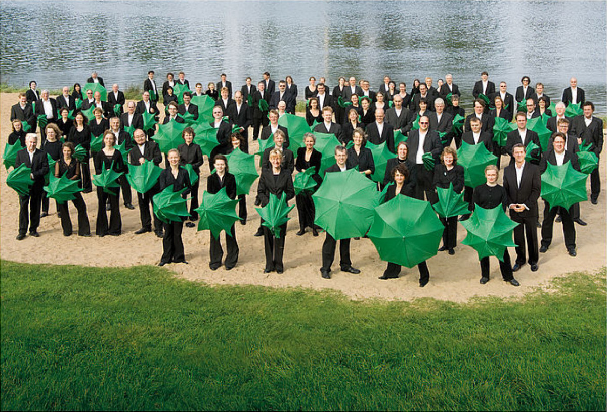 Bremer Philharmoniker Besetzung 2008/2009 mit grünen Regenschirmen am Flussufer