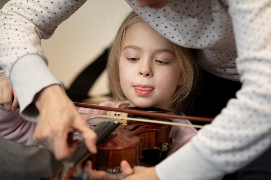 konzentriertes Mädchen mit Geige