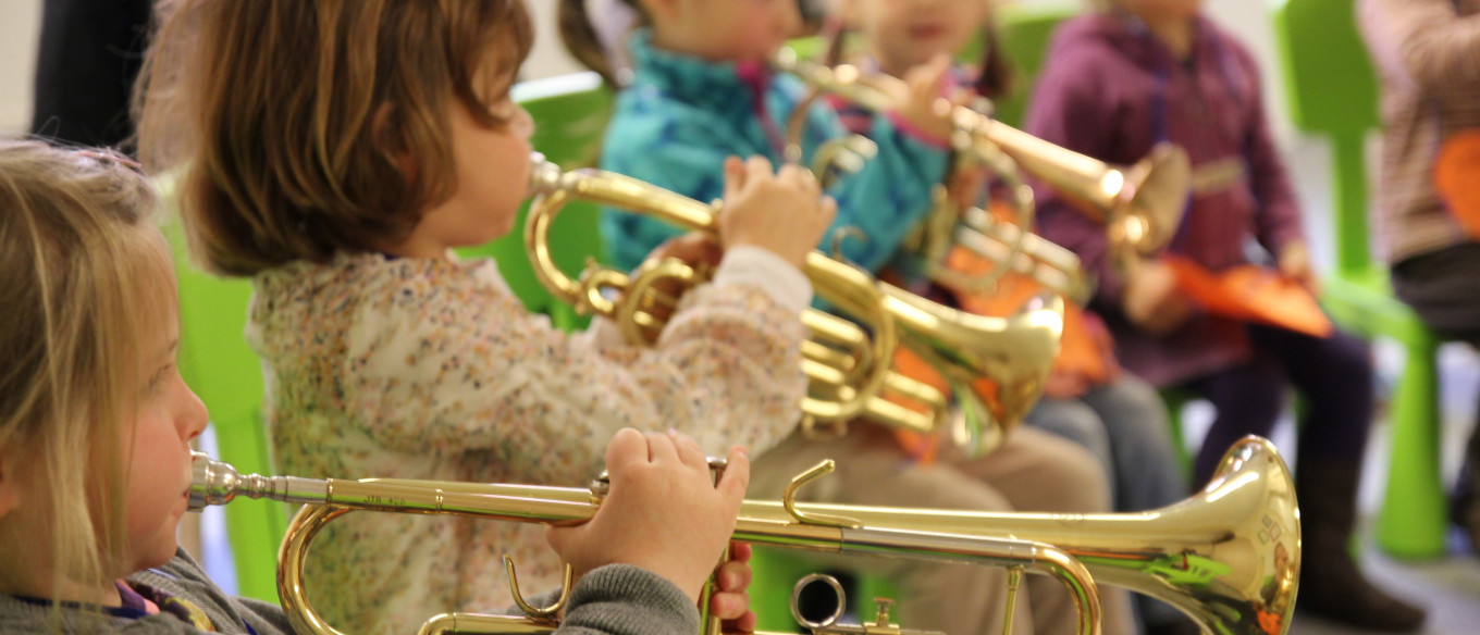 kleine Kinder mit Trompeten