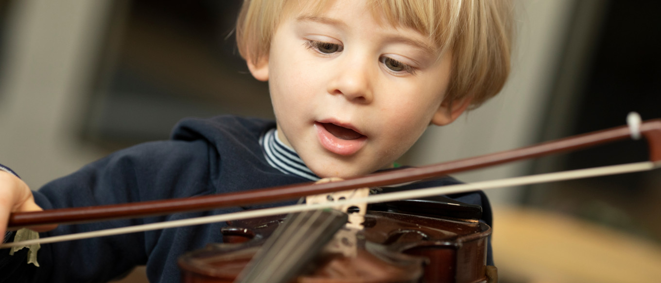 Kleines Kind mit Geige bei Musik mit Pfiff