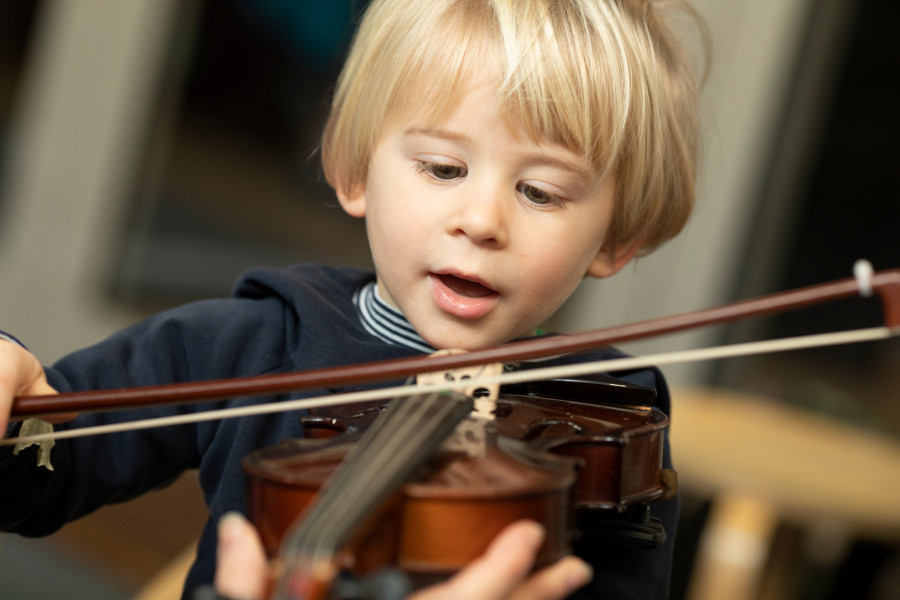 Kleines Kind mit Geige bei Musik mit Pfiff