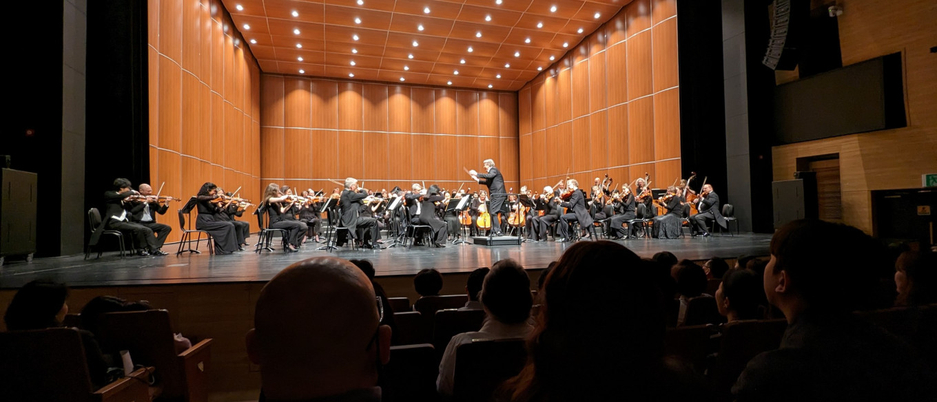 Die Bremer Philharmoniker bei der Zugabe, dem Ungarischen Tanz  No. 5, beim Konzert in Sejong.