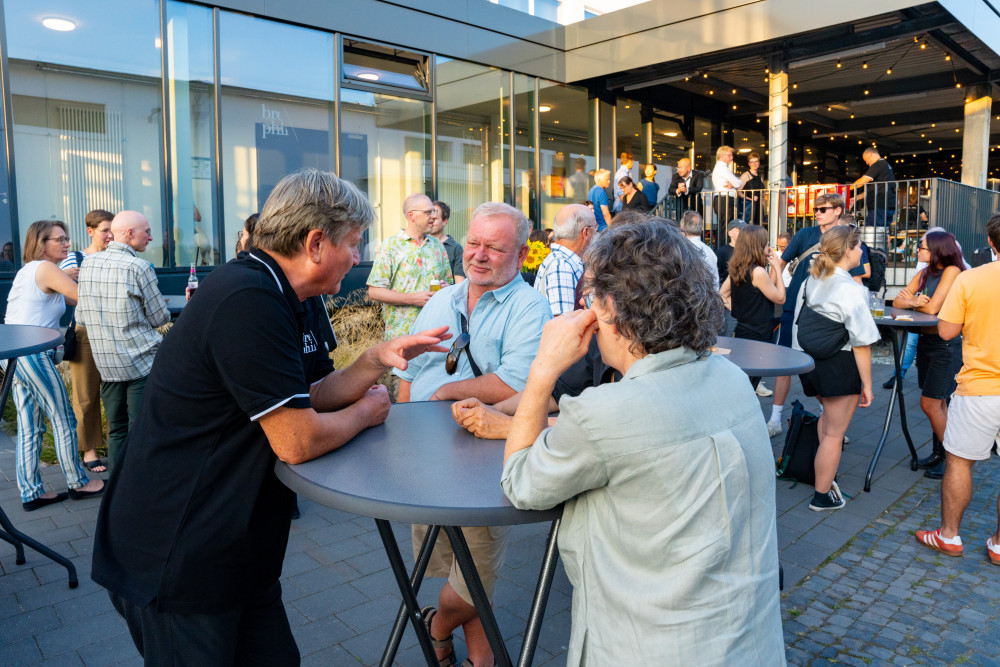 Marko Letonja unterhält sich mit Gästen  © Rudolf Lörinc