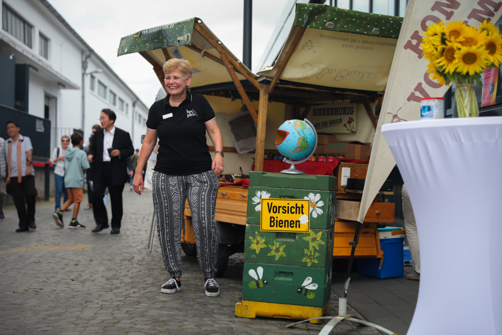 Gertrud Rolfes beim Honigverkauf